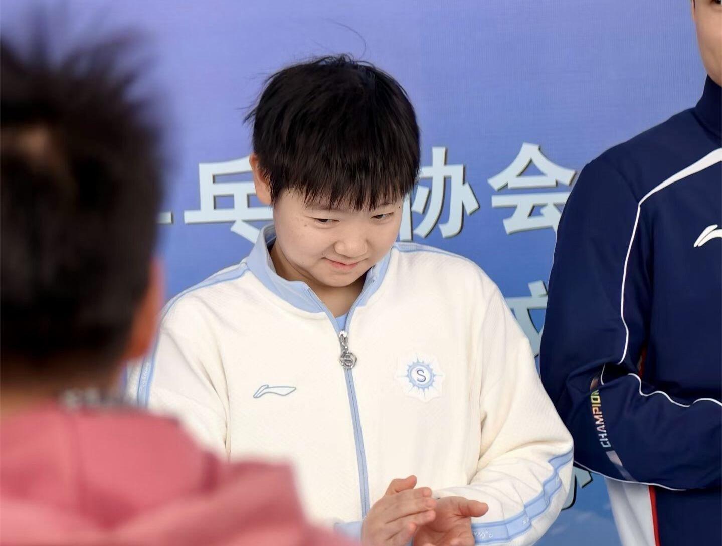 开云官网-国乒亮相剑指亚洲杯！孙颖莎欢乐笑弯腰，王曼昱合影一脸严肃