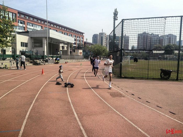 开云官网-一座宝藏运动场的60年蜕变：从煤渣道到塑胶场，“免低开放”陪伴成都市民运动生活|青羊区体育中心|窦晓平|健身|成都市青羊区|四川省_新浪新闻